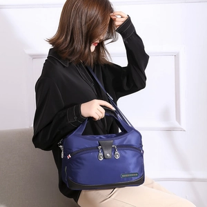 Détail du sac à main en tissu Oxford bleu marine avec logo FASHION et fermetures éclair