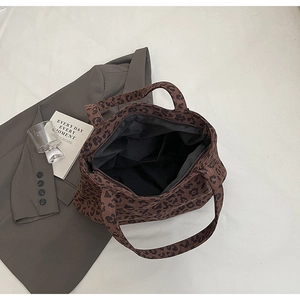 Détail de l'intérieur du sac fourre-tout léopard avec poche interne et texture en toile fine