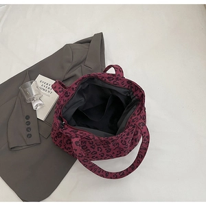 Vue de dessus d'un sac cabas en toile bordeaux à imprimé léopard avec fermeture à glissière