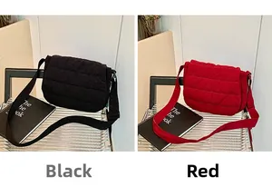 Detalle de bolsos de hombro acolchados en negro y rojo con correas anchas tejidas