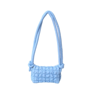 Hellblaue gesteppte Nylon-Bubble-Tasche mit modischer Plissee-Struktur und Polsterriemen