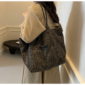 Vue détaillée du sac cabas léopard porté avec un trench-coat pour un look d'automne chic