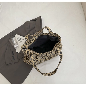 Détail d'un sac cabas à imprimé léopard avec fermeture éclair et doublure intérieure noire