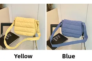 Primer plano de bolsos bandolera acolchados en color amarillo y azul con correa