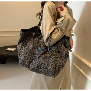 Grand sac cabas à imprimé léopard porté par un mannequin pour un look quotidien