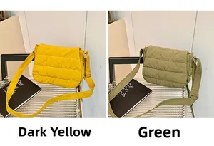 Detalle de bolsos bandolera acolchados en amarillo oscuro y verde con correa ancha