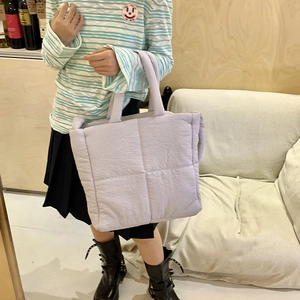 Dettaglio della borsa shopper trapuntata lavanda con cuciture grandi e manici imbottiti