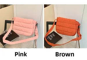 Detalle de los bolsos bandolera acolchados en rosa y marrón con correa ancha de tela