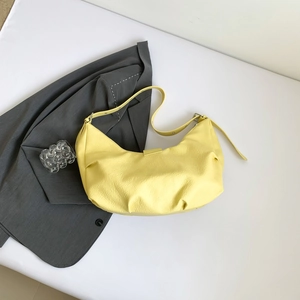 Sac à bandoulière demi-lune jaune clair en cuir PU avec texture grainée chic