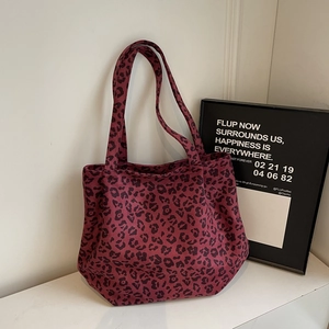 Sac fourre-tout tendance en toile à imprimé léopard rouge foncé avec larges bretelles