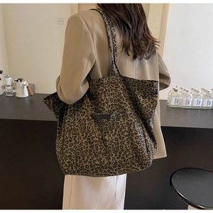 Détail du tissu en toile imprimé léopard et de la poche avant sur le grand sac cabas