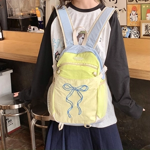 Detail eines trendigen Mini-Rucksacks mit Schleifenstickerei und Kontrastfarben
