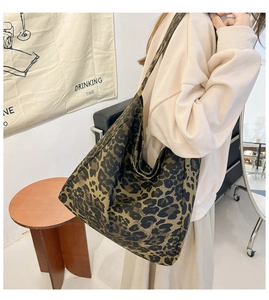 Vue détaillée du grand sac cabas en sergé avec motif léopard et bandoulière large