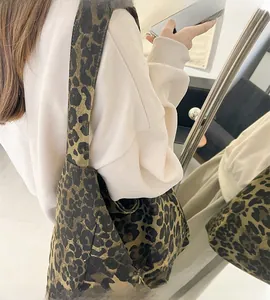 Détail du sac cabas en toile à imprimé léopard avec larges bandoulières souples