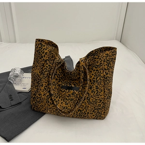 Sac fourre-tout chic en toile à imprimé léopard pour femme sur fond de chambre stylé