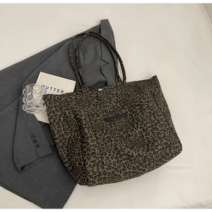 Grand sac cabas en toile à imprimé léopard avec anses longues pour un look d'automne