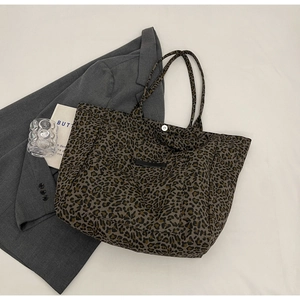 Grand sac cabas tendance pour femme en toile à imprimé léopard avec détails en cuir noir