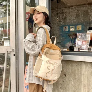 Detailansicht des Kontrastfarben-Rucksacks mit Schleifendesign und atmungsaktiver Seitentasche