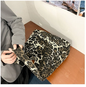 Vue détaillée du sac cabas élégant en toile imprimé léopard avec de larges bandoulières