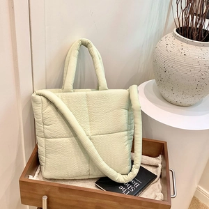 Elegante borsa tote trapuntata verde chiaro con texture a onde per il pendolare quotidiano