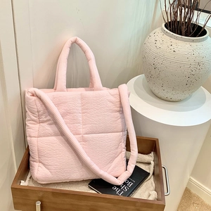 Elegante borsa tote in tessuto trapuntato rosa con imbottitura morbida e tracolla