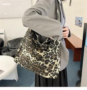 Détail d'un grand sac cabas à imprimé léopard porté à l'épaule pour un look quotidien