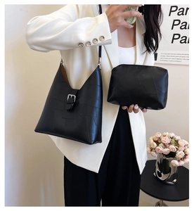 Détail de l'ensemble sac à bandoulière en cuir PU noir avec une petite pochette assortie