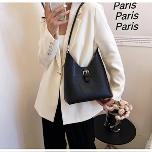 Détail du sac hobo en cuir PU noir avec texture géométrique et boucle en argent