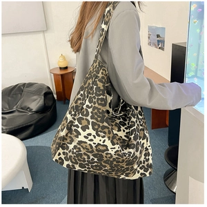 Gros plan détaillé montrant la grande capacité et le motif léopard sur le sac fourre-tout