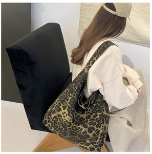 Détail d'un grand sac cabas à imprimé léopard avec une large bandoulière élégante