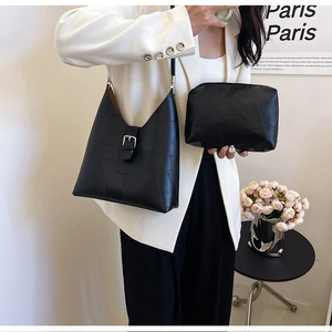 Détail du sac hobo en cuir PU noir avec pochette assortie et boucle argentée élégante