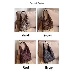 Détails de grands sacs cabas léopard déclinés en kaki, marron, rouge et gris