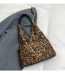 Détail du sac cabas à imprimé léopard avec des poignées en cuir synthétique noir