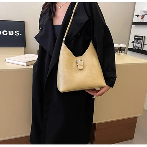 Détail du sac à bandoulière en PU crème avec motif géométrique gaufré et boucle argentée