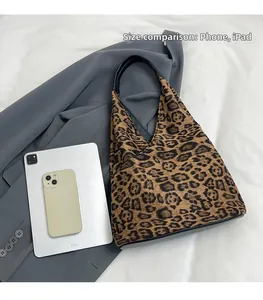 Comparaison de taille d'un sac hobo léopard à côté d'une tablette et d'un smartphone