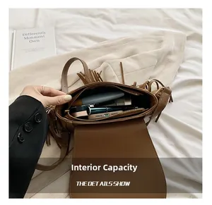 Capacité interne du sac à franges en similicuir marron montrant l'espace de rangement