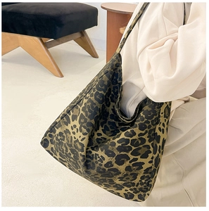 Gros plan du sac cabas à motif léopard en sergé durable pour un usage quotidien