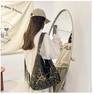 Grand sac fourre-tout à imprimé léopard associé à une tenue streetwear d'automne décontractée