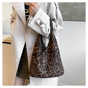 Vue détaillée du sac porté épaule léopard montrant la texture et la tenue élégante