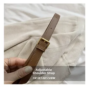 Détail de la bandoulière réglable en cuir PU marron avec boucle dorée et coutures