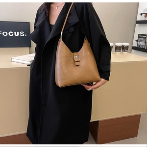 Détail du sac à bandoulière en cuir PU marron avec gaufrage géométrique et boucle