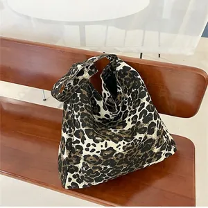 Sac fourre-tout chic en toile à imprimé léopard avec un design spacieux pour femmes