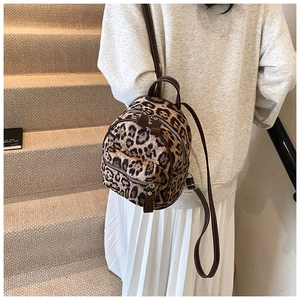 Detalle de una mini mochila de moda con estampado de leopardo y correas finas