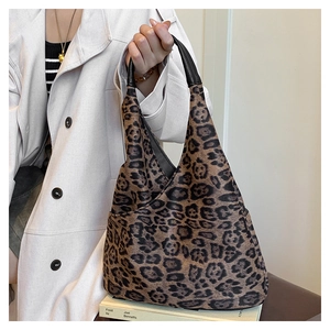 Détail du sac cabas à motif léopard avec poignée en cuir noir et poche latérale spacieuse