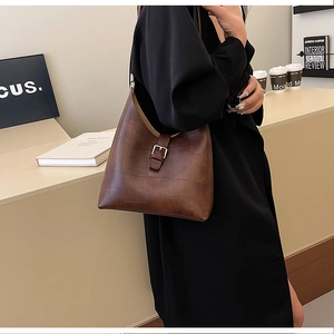 Détail du sac à bandoulière marron en cuir PU avec motif gaufré carré et bandoulière
