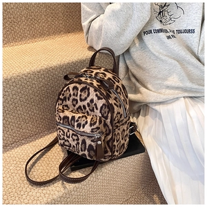 Detalle de la mini mochila con estampado de leopardo, textura de ante y cremalleras