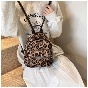 Detalle de la mini mochila de cuero sintético con estampado clásico de leopardo marrón
