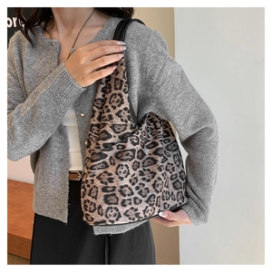 Gros plan du sac cabas à imprimé léopard avec anses noires et design chic spacieux