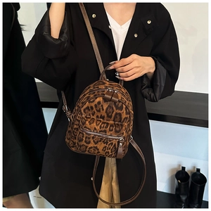 Primer plano de una mini mochila de leopardo moderna con textura de piel sintética