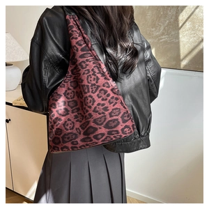 Gros plan détaillé du tissu PU à motif léopard rouge et noir sur un sac à main cabas chic